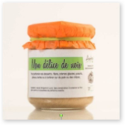 Crème de noix récoltées, cuites et conditionnées en bocaux