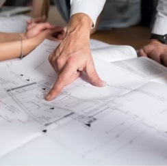 Ingénieur présentnat un plan d'une usine