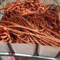 Déchets de cuivre en bac