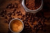 Image artistique représentant une crème de cacao, poudre de cacao et des fèves de cacao