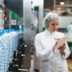 Contrôleuse d'un chaine de production de mise en bouteille