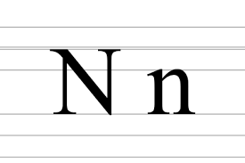 Lettre majuscule N et lettre minuscule n sur papier écolier