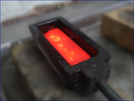Moulage d'un lingot d'or de 12,5 kg dans une lingotine