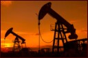 Coucher de soleil sur des puits de pétrole